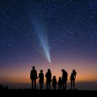 彗星を眺める人たち
