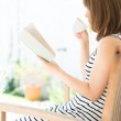 読書をする女性